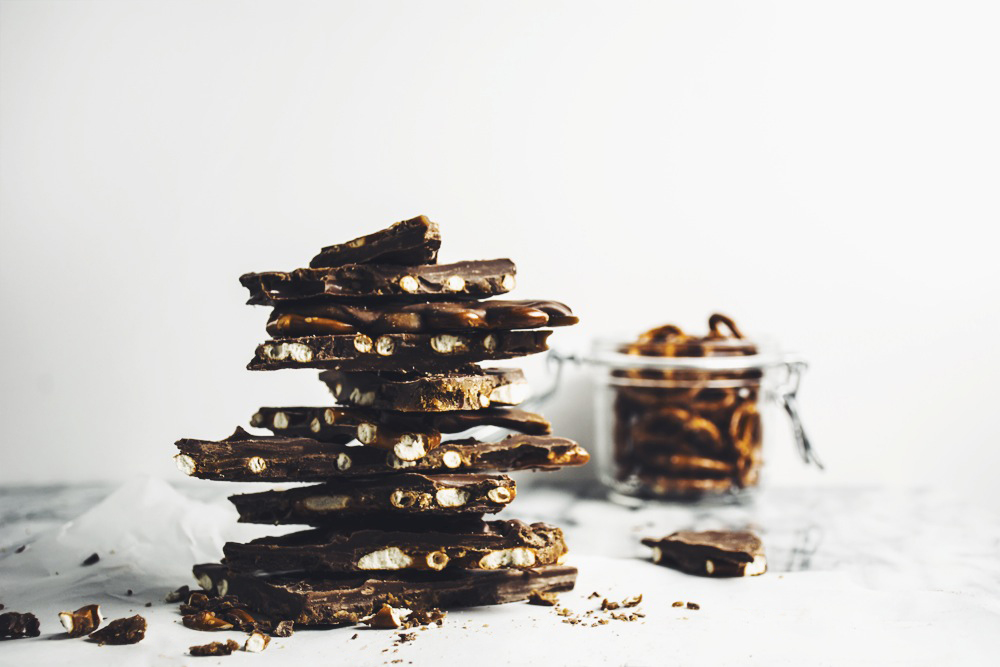 Chocolate Caramel Pretzel Bark - thekittchen