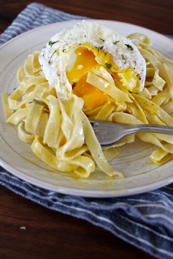 Cream Parmesan Pasta with a Poached Egg - I've found the ultimate brunch for the person who tends to prefer the lunch side of brunch. Inspired by a dish from Nellcote's old brunch menu, I created Creamy Parmesan Pasta with a Poached Egg. It's fresh pasta tossed in a parmesan cream sauce with a touch of lemon, topped with a runny poached egg. This is a sophisticated meal that takes just 15 minutes to prepare. While I think it is a perfect Sunday brunch, it would make a quick weeknight dinner too. | The Kittchen