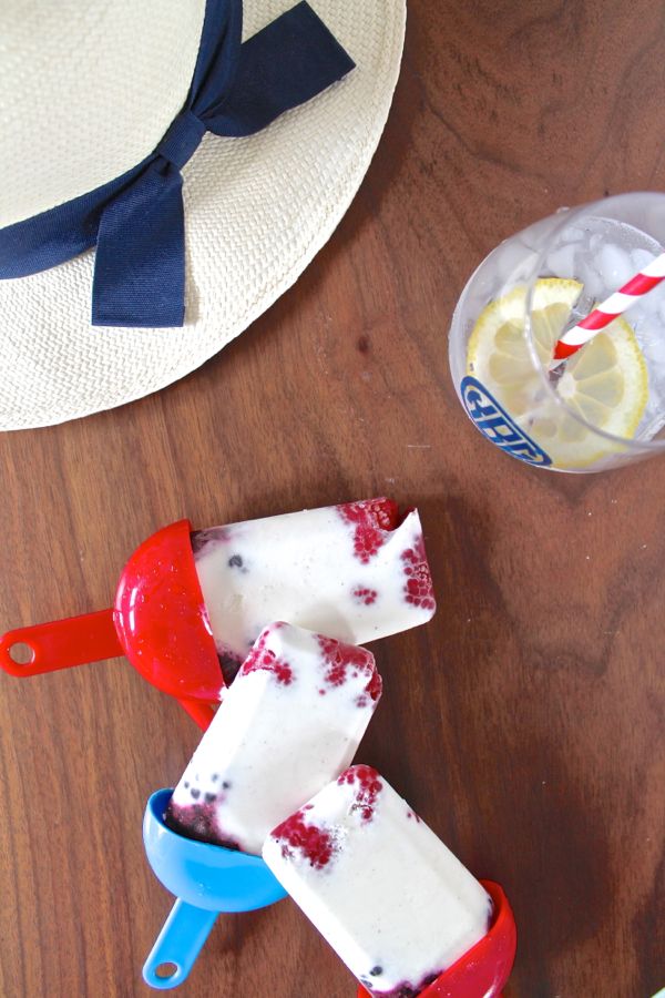 Patriotic Popsicles, creamy popsicles with raspberry and blackberries - via The Kittchen