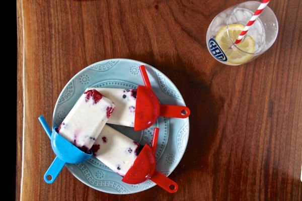 Patriotic Popsicles, creamy popsicles with raspberry and blackberries - via The Kittchen