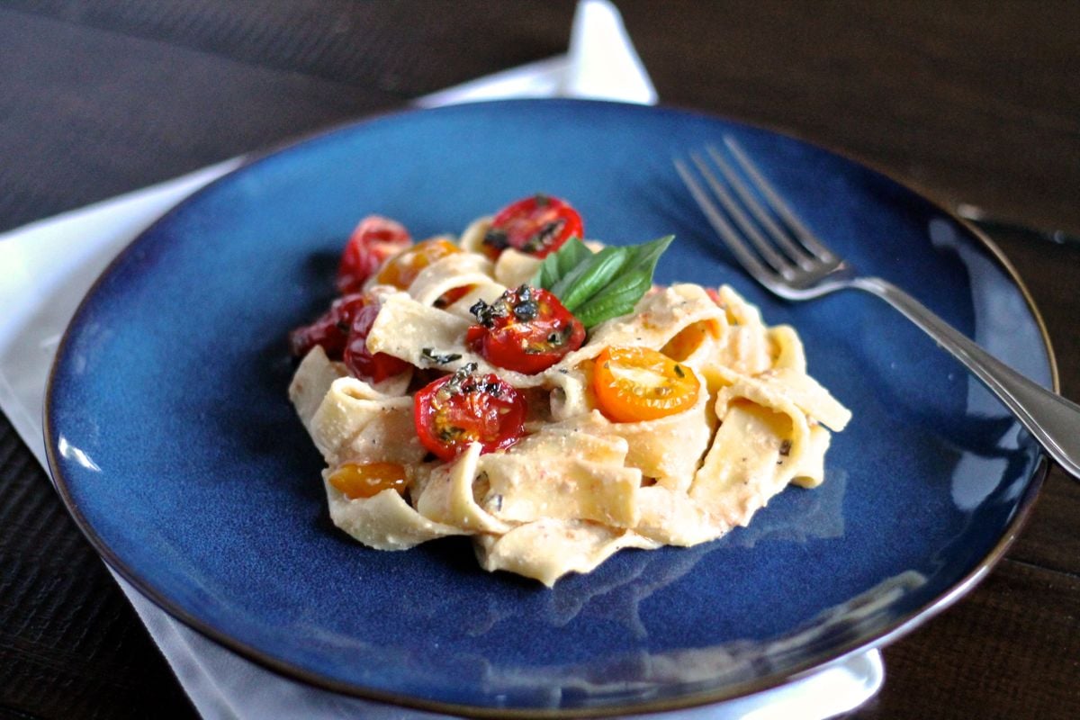 Roasted Garlic, Goat Cheese, and Tomato Pasta thekittchen