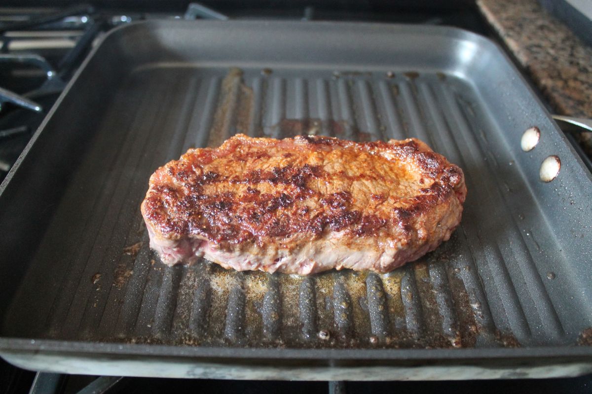 Perfectly Cooked Steak in a Grill Pan thekittchen