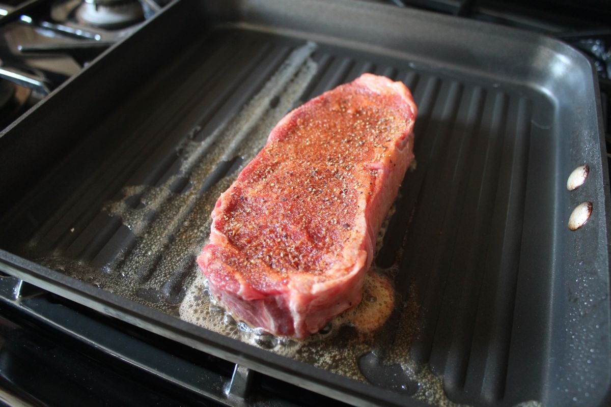 Perfectly Cooked Steak in a Grill Pan thekittchen