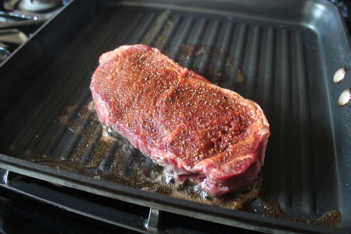 Perfectly Cooked Steak In A Grill Pan Thekittchen 