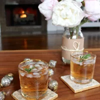 Sparkling Cranberry Ginger Cocktails - via The Kittchen (vert)