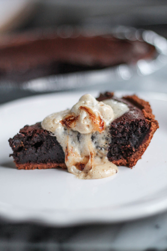 Molten Chocolate Brownie S'mores Pie - via The Kittchen