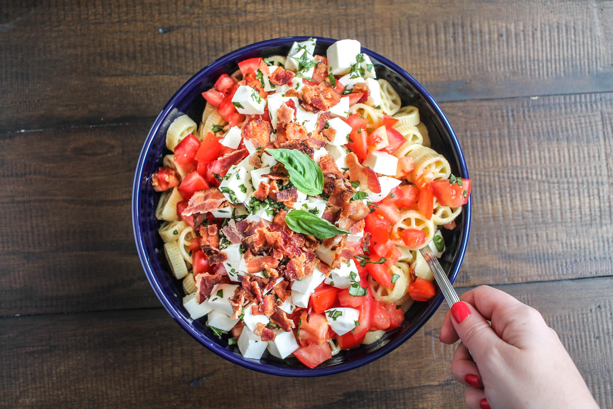 tomato-mozzarella-basil-and-bacon-pasta-salad-thekittchen