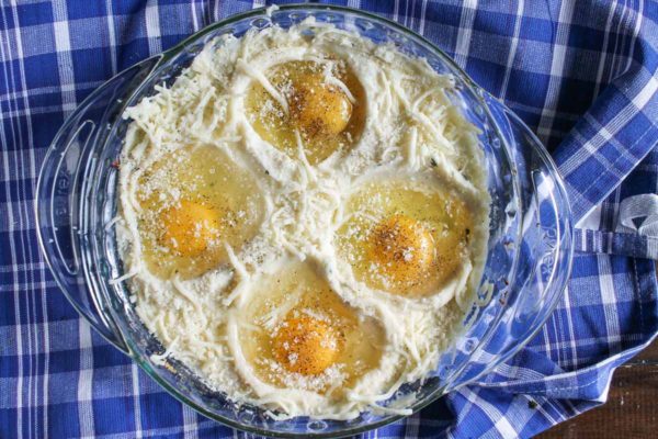 eggs-baked-in-mashed-potatoes