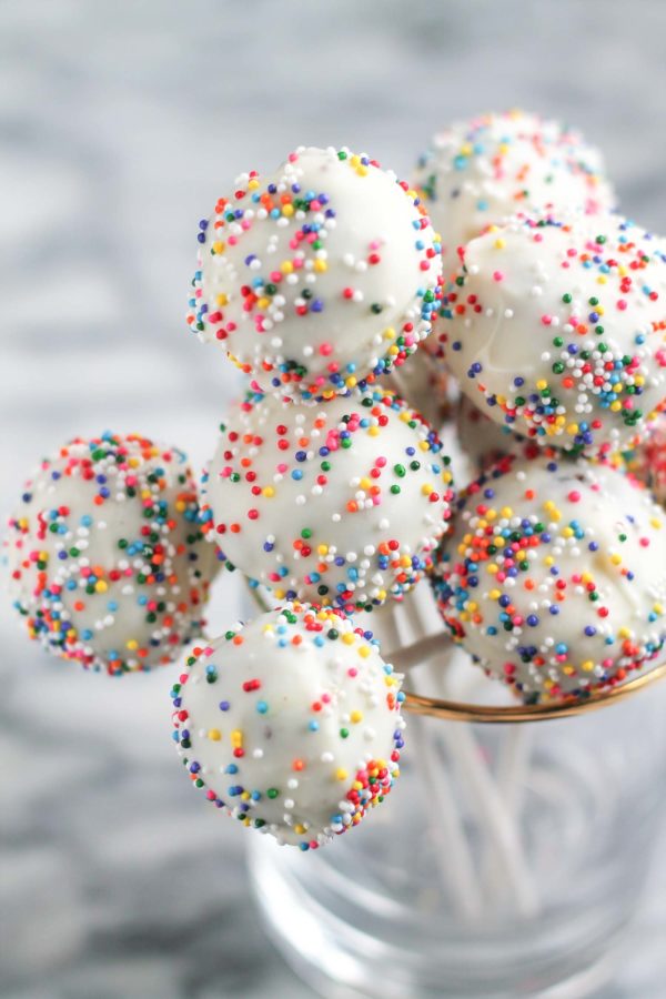 Learn how to make cake pops with cake mix with these easy step by step instructions with photos!