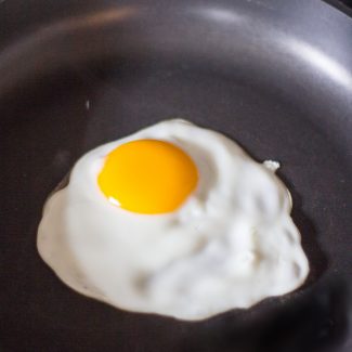 Instruction for making perfect sunny side up eggs
