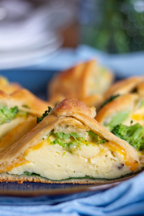 Breakfast Calzones stuffed with spinach, broccoli, scrambled eggs, and cheddar cheese. And easy 30 minute recipe with just 10 minutes of active preparation time.