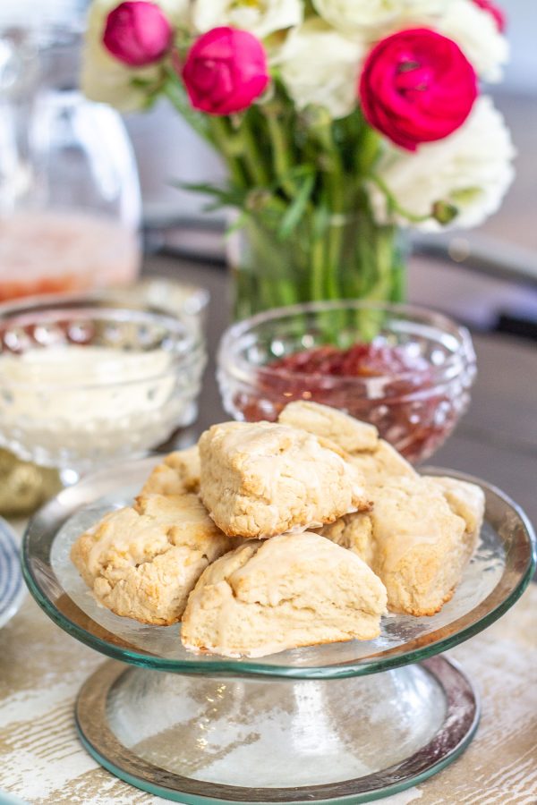 Easy Vanilla Scones | These delicious scones can be made in just 20 minutes total time and they are a great grab and go breakfast.