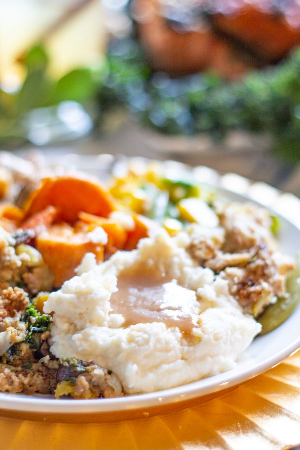 Cauliflower Mashed Potatoes | Adding cauliflower to mashed potatoes is an easy way to reduce the carbs and calories. This easy Cauliflower Mashed Potato recipe is a slightly healthier side dish to add to your #Thanksgiving menu.