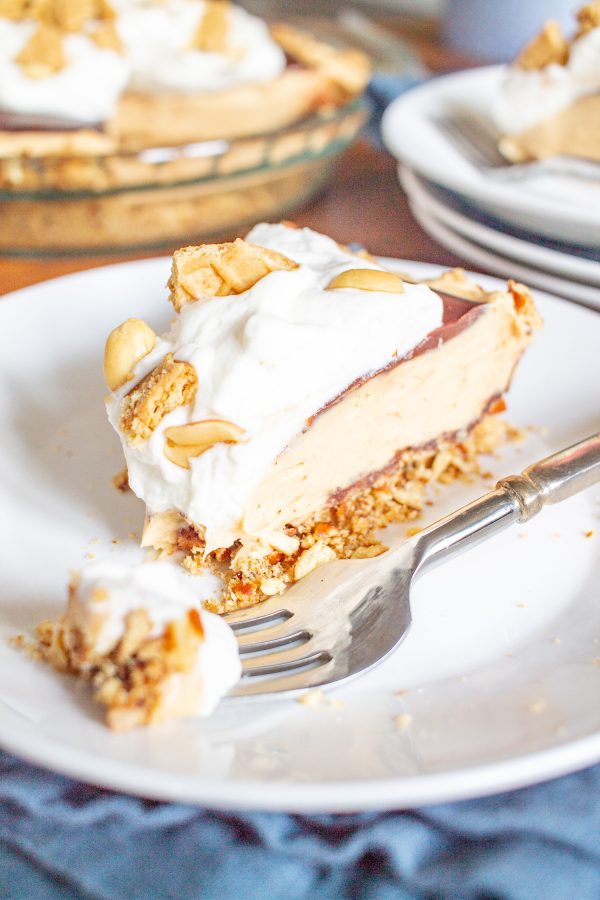 Chocolate Peanut Butter Pie | This Chocolate Peanut Butter Pie combines creamy peanut butter, rich chocolate, and light fluffy whipped cream in a salty pretzel crust. The best thing is that this pie comes together in just minutes.