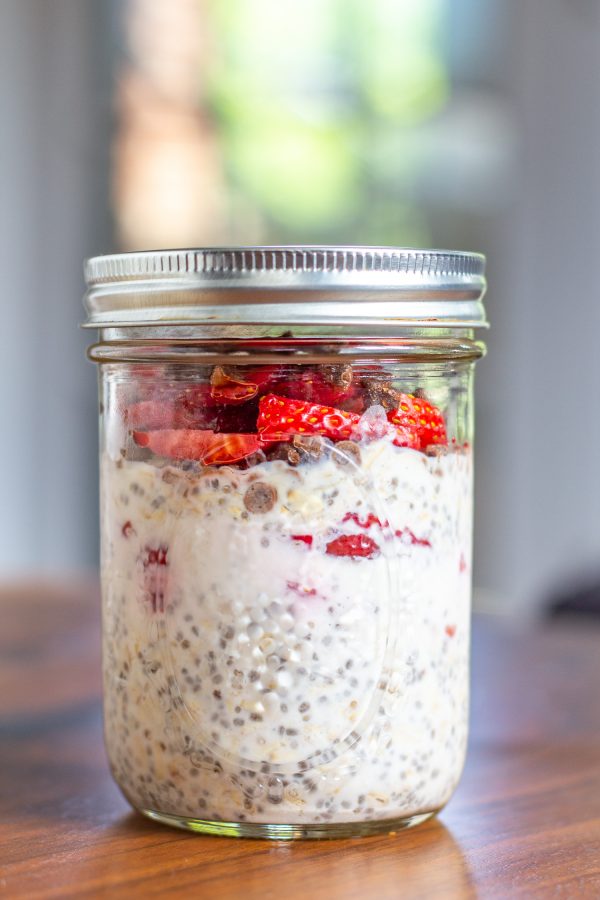 How to Make Overnight Oats | These Easy Overnight Oats recipes are here to make your weekday mornings a little easier, and much more delicious. Overnight oats is a filling and nutritious grab and go breakfast that can be customized with your favorite toppings.
