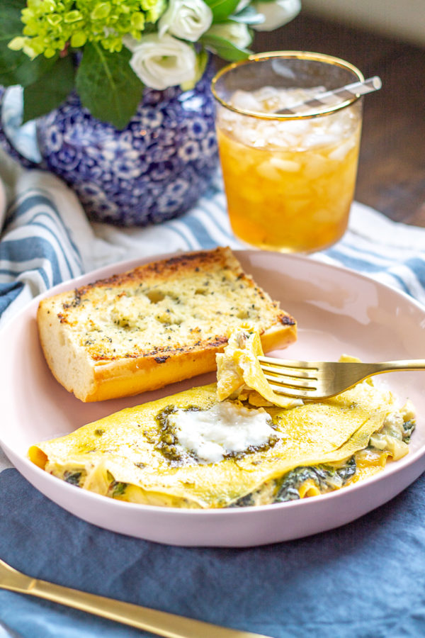 Spinach Artichoke Omelettes | These homemade cheesy Spinach Artichoke Omelettes are even better than a restaurant brunch.
