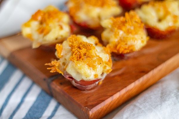 Mac and Cheese Bites | This is the ultimate Super Bowl snack! These macaroni and cheese bites are wrapped with prosciutto and topped with Cheez-It crumbs. Plus- they can be made in just 45 minutes.
