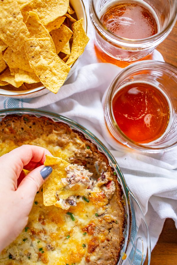 How to make Cheesy Black Bean Dip | This Cheesy Black Bean Dip is an easy to make snack that comes together with less than 10 minutes of preparation time. It has the ideal balance of spice and melty cheese.