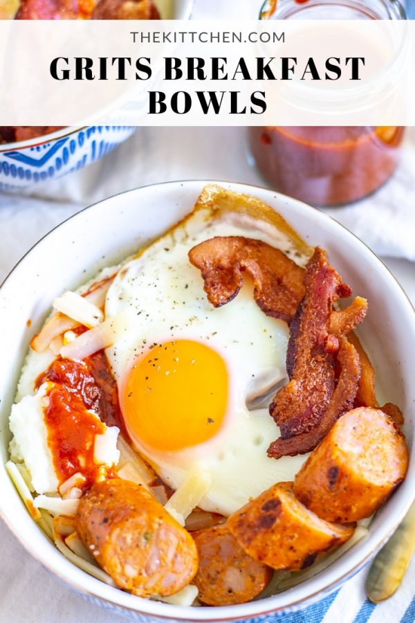 Grits Breakfast Bowls are made with creamy cheddar grits topped with @truestoryfoods Organic Sriracha Jalapeño Chicken Sausage and Uncured Hickory Smoked Bacon plus eggs and red chile sauce. It’s a hearty weekend brunch you can make at home.