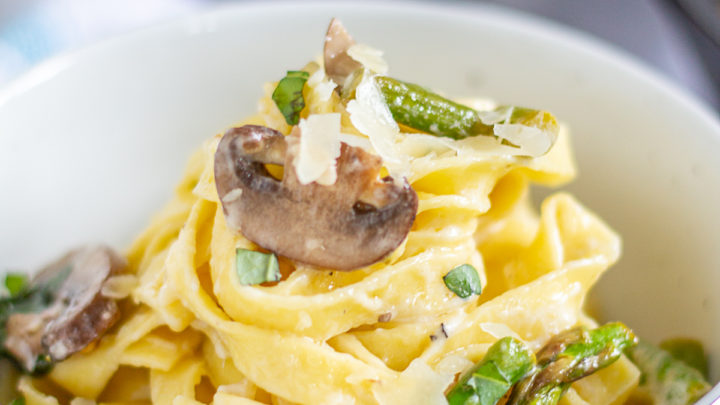 Creamy Pasta with Asparagus and Mushrooms 3