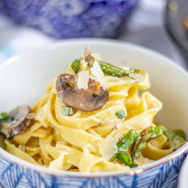 Creamy Pasta with Asparagus and Mushrooms